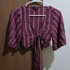 American Eagle crop top with a front tie. Small. Maroon